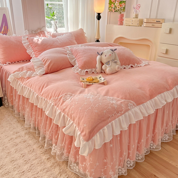 91家纺网 家纺一手货源 找家纺 唐人居 2025新款加厚牛奶绒床裙款四件套--花颜系列 花颜-浅粉玉