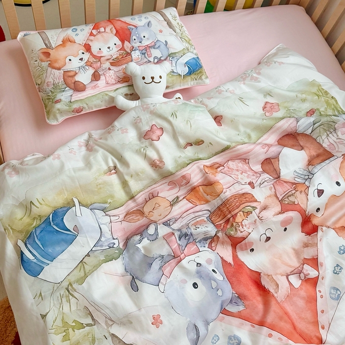 91家纺网 家纺一手货源 找家纺 萌宝家纺 2025新款A类60S数码大版印花长绒棉幼儿园三件套儿童多件套 丛林聚餐