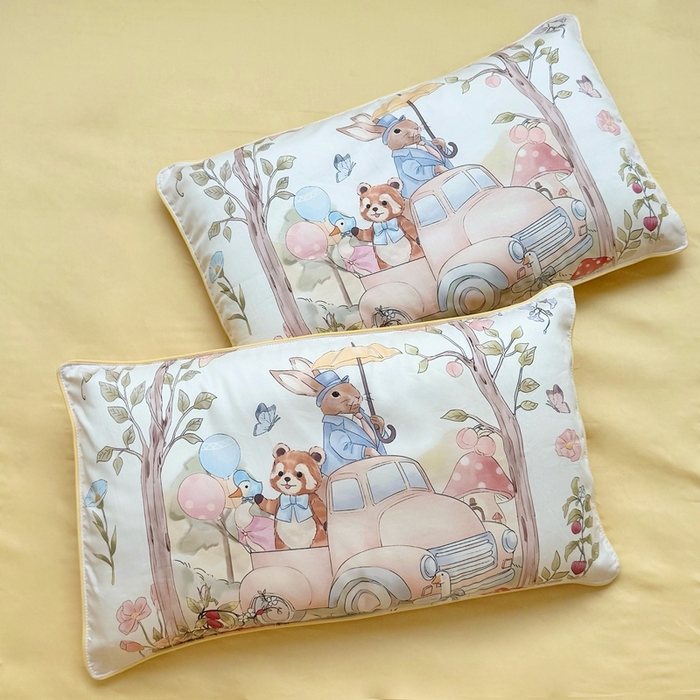 91家纺网 家纺一手货源 找家纺 萌宝家纺 2025新款A类60S数码大版印花长绒棉幼儿园三件套儿童多件套 汽车旅行