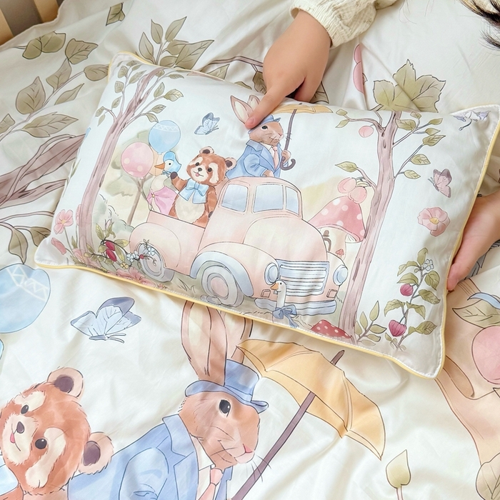 91家纺网 家纺一手货源 找家纺 萌宝家纺 2025新款A类60S数码大版印花长绒棉幼儿园三件套儿童多件套 汽车旅行