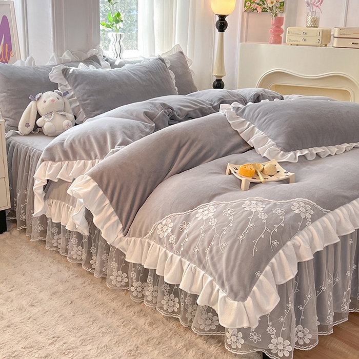 91家纺网 家纺一手货源 找家纺 唐人居 2025新款加厚牛奶绒床裙款四件套--花颜系列 花颜-浅灰