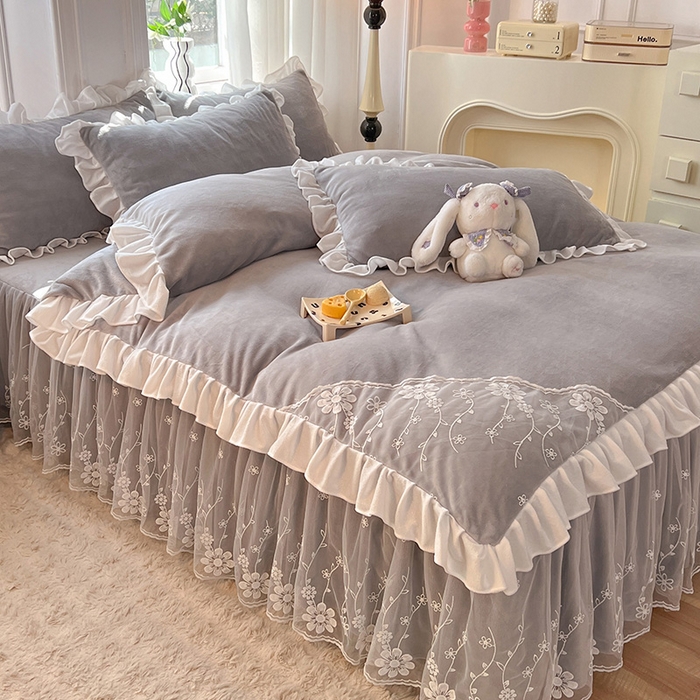 91家纺网 家纺一手货源 找家纺 唐人居 2025新款加厚牛奶绒床裙款四件套--花颜系列 花颜-浅灰