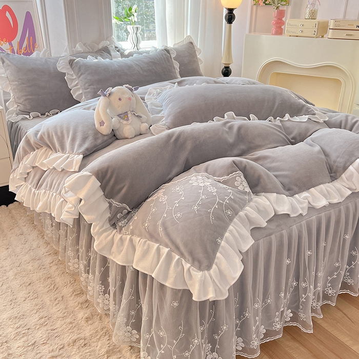 91家纺网 家纺一手货源 找家纺 唐人居 2025新款加厚牛奶绒床裙款四件套--花颜系列 花颜-浅灰