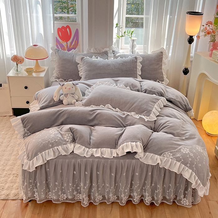 91家纺网 家纺一手货源 找家纺 唐人居 2025新款加厚牛奶绒床裙款四件套--花颜系列 花颜-浅灰