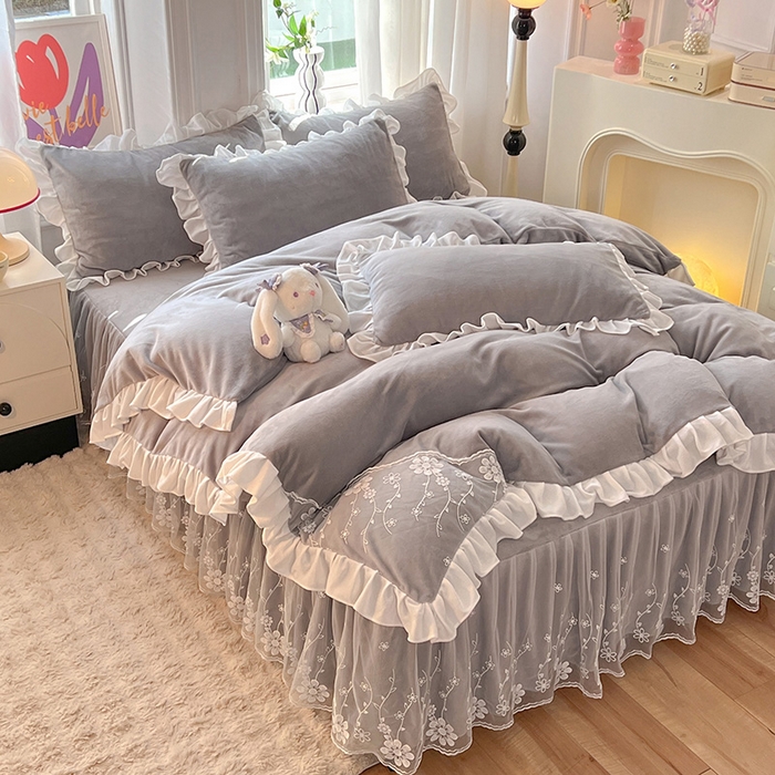 91家纺网 家纺一手货源 找家纺 唐人居 2025新款加厚牛奶绒床裙款四件套--花颜系列 花颜-浅灰