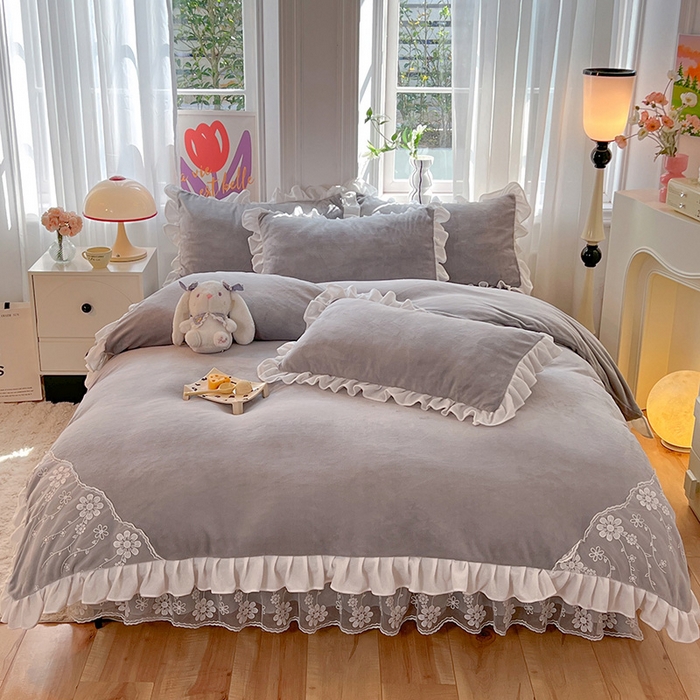 91家纺网 家纺一手货源 找家纺 唐人居 2025新款加厚牛奶绒床裙款四件套--花颜系列 花颜-浅灰