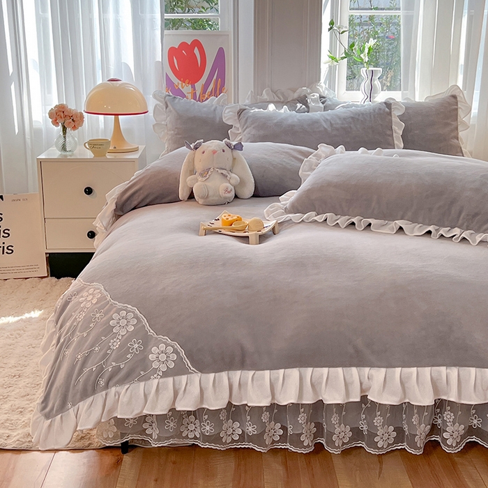 91家纺网 家纺一手货源 找家纺 唐人居 2025新款加厚牛奶绒床裙款四件套--花颜系列 花颜-浅灰