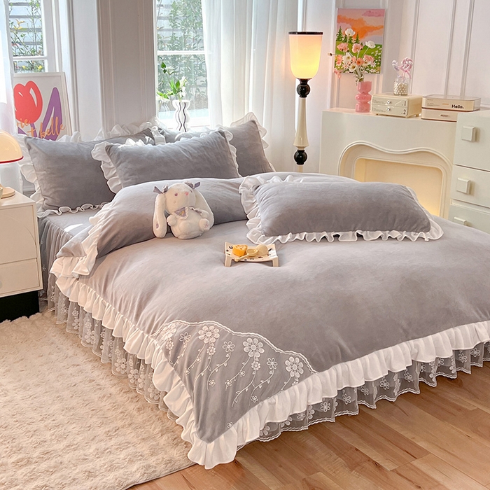 91家纺网 家纺一手货源 找家纺 唐人居 2025新款加厚牛奶绒床裙款四件套--花颜系列 花颜-浅灰