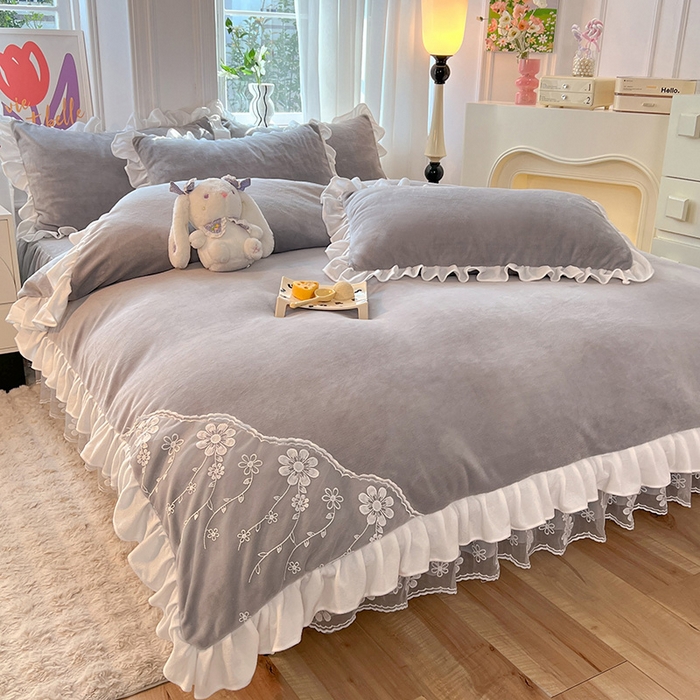 91家纺网 家纺一手货源 找家纺 唐人居 2025新款加厚牛奶绒床裙款四件套--花颜系列 花颜-浅灰