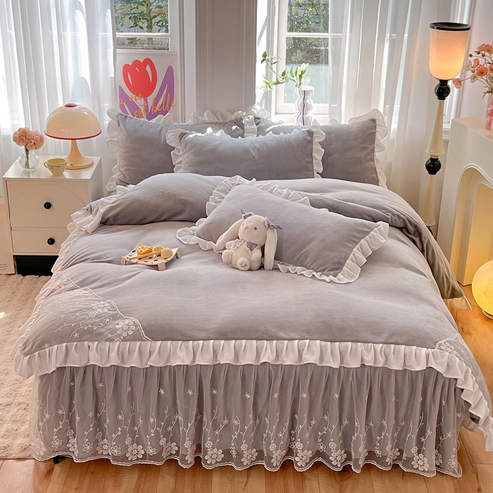 91家纺网 家纺一手货源 找家纺 唐人居 2025新款加厚牛奶绒床裙款四件套--花颜系列 花颜-浅灰