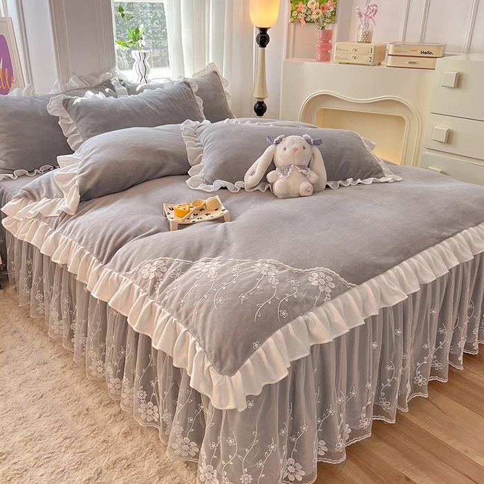 91家纺网 家纺一手货源 找家纺 唐人居 2025新款加厚牛奶绒床裙款四件套--花颜系列 花颜-浅灰
