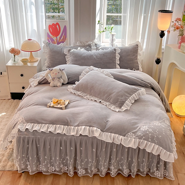 91家纺网 家纺一手货源 找家纺 唐人居 2025新款加厚牛奶绒床裙款四件套--花颜系列 花颜-浅灰