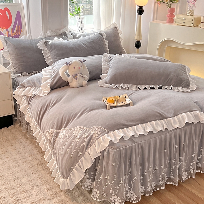 91家纺网 家纺一手货源 找家纺 唐人居 2025新款加厚牛奶绒床裙款四件套--花颜系列 花颜-浅灰