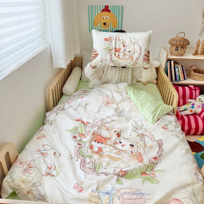 91家纺网 家纺一手货源 找家纺 萌宝家纺 2025新款A类60S数码大版印花长绒棉幼儿园三件套儿童多件套 摇篮兔子