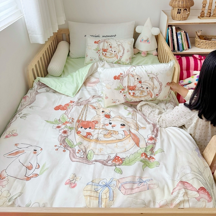 91家纺网 家纺一手货源 找家纺 萌宝家纺 2025新款A类60S数码大版印花长绒棉幼儿园三件套儿童多件套 摇篮兔子