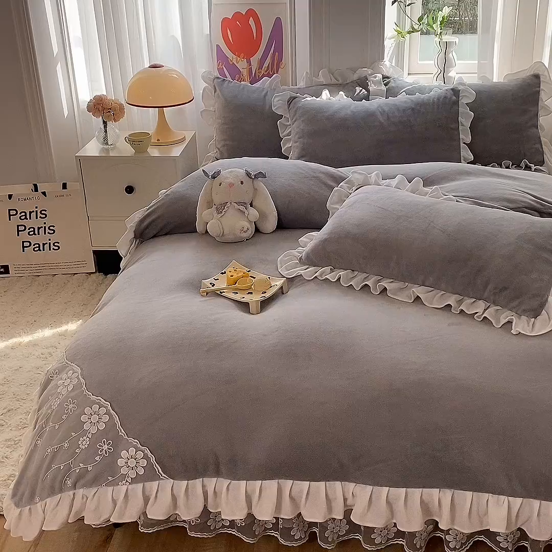 91家纺网 家纺一手货源 找家纺 唐人居 2025新款加厚牛奶绒床裙款四件套--花颜系列 花颜-浅灰