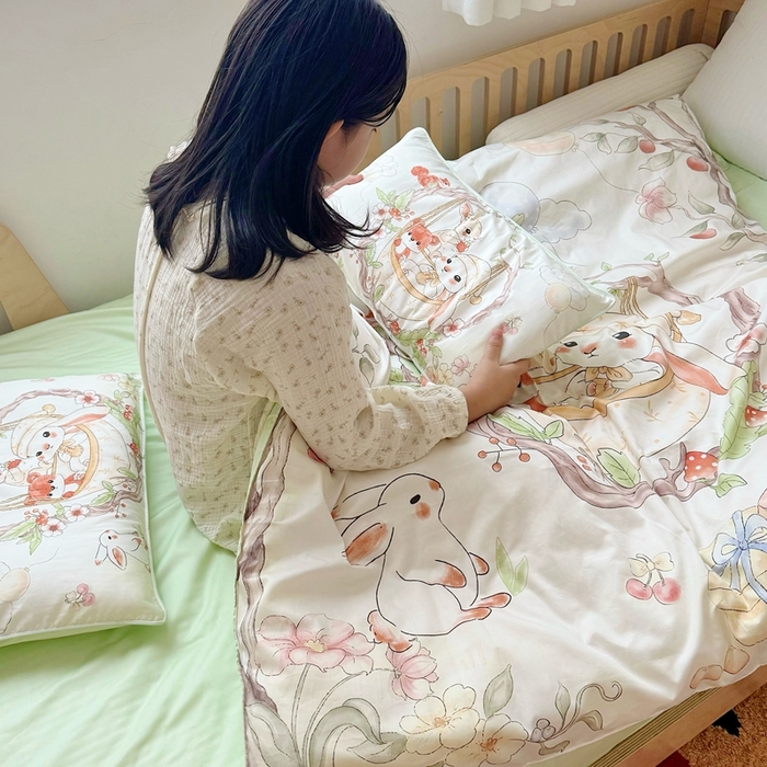 91家纺网 家纺一手货源 找家纺 萌宝家纺 2025新款A类60S数码大版印花长绒棉幼儿园三件套儿童多件套 摇篮兔子