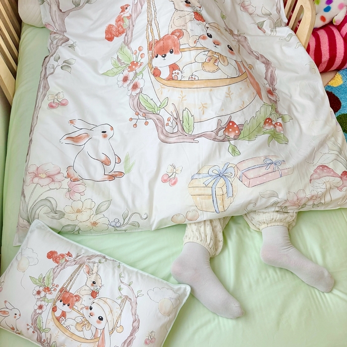 91家纺网 家纺一手货源 找家纺 萌宝家纺 2025新款A类60S数码大版印花长绒棉幼儿园三件套儿童多件套 摇篮兔子