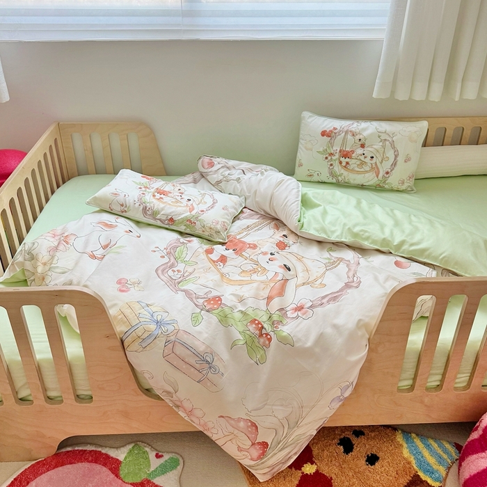 91家纺网 家纺一手货源 找家纺 萌宝家纺 2025新款A类60S数码大版印花长绒棉幼儿园三件套儿童多件套 摇篮兔子