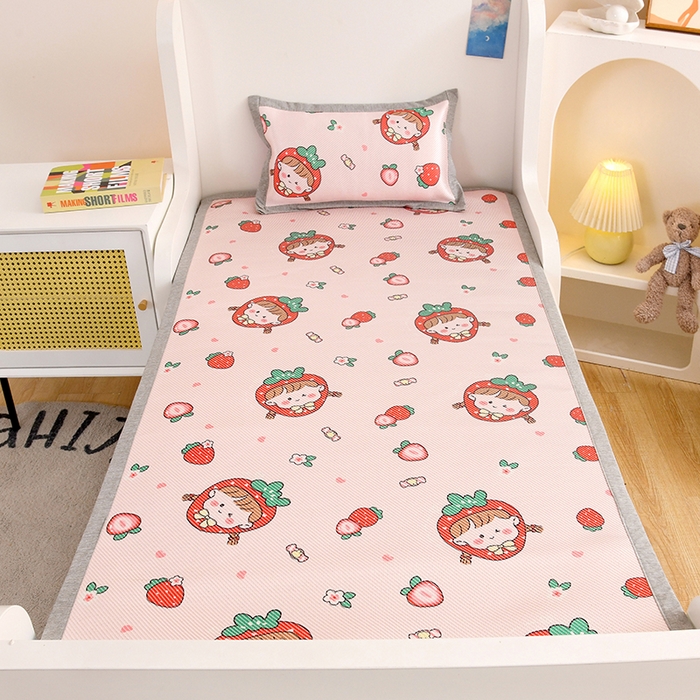 91家纺网 家纺一手货源 找家纺 萌宝家纺 2025新款7A抗菌儿童冰藤席卡通软席幼儿园冰丝席可定制 草莓女孩