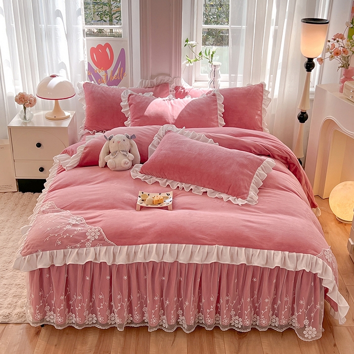 91家纺网 家纺一手货源 找家纺 唐人居 2025新款加厚牛奶绒床裙款四件套--花颜系列 花颜-桃粉
