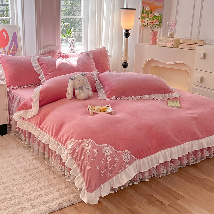 91家纺网 家纺一手货源 找家纺 唐人居 2025新款加厚牛奶绒床裙款四件套--花颜系列 花颜-桃粉