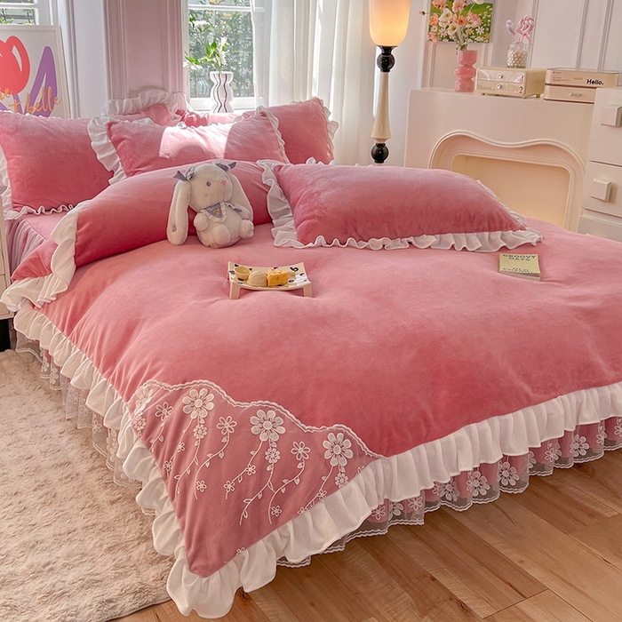 91家纺网 家纺一手货源 找家纺 唐人居 2025新款加厚牛奶绒床裙款四件套--花颜系列 花颜-桃粉