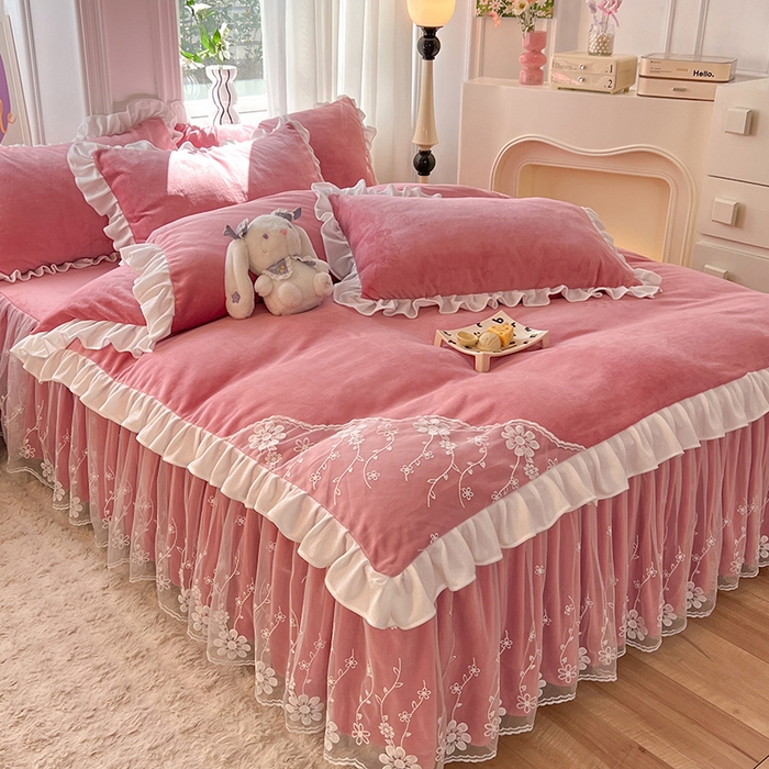 91家纺网 家纺一手货源 找家纺 唐人居 2025新款加厚牛奶绒床裙款四件套--花颜系列 花颜-桃粉