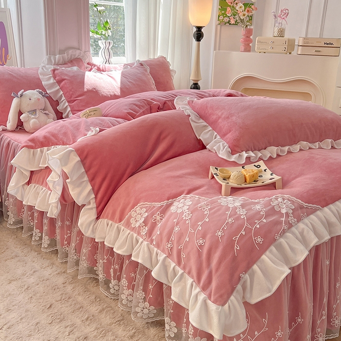 91家纺网 家纺一手货源 找家纺 唐人居 2025新款加厚牛奶绒床裙款四件套--花颜系列 花颜-桃粉
