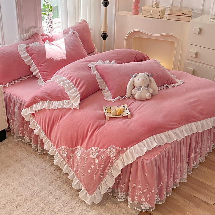 91家纺网 家纺一手货源 找家纺 唐人居 2025新款加厚牛奶绒床裙款四件套--花颜系列 花颜-桃粉
