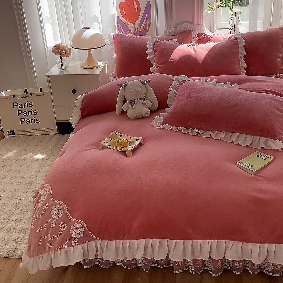 91家纺网 家纺一手货源 找家纺 唐人居 2025新款加厚牛奶绒床裙款四件套--花颜系列 花颜-桃粉