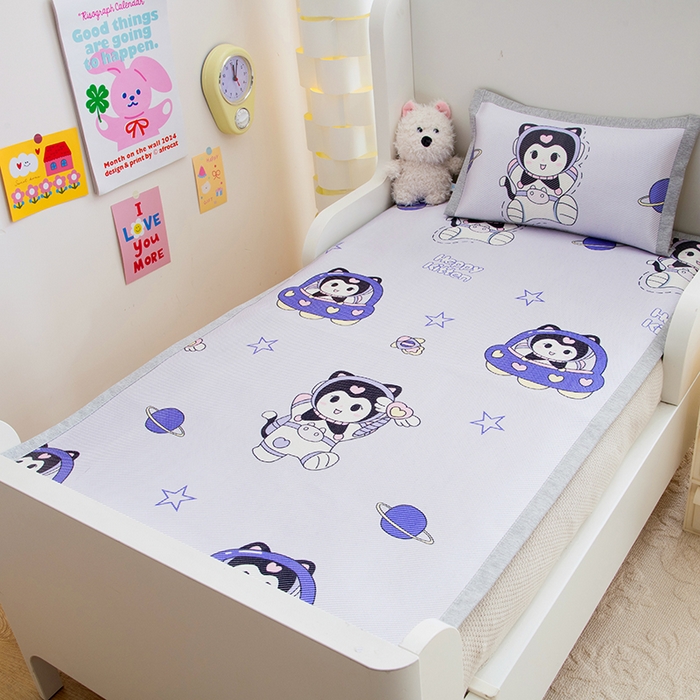 91家纺网 家纺一手货源 找家纺 萌宝家纺 2025新款7A抗菌儿童冰藤席卡通软席幼儿园冰丝席可定制 紫色精灵