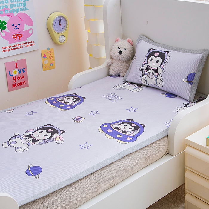 91家纺网 家纺一手货源 找家纺 萌宝家纺 2025新款7A抗菌儿童冰藤席卡通软席幼儿园冰丝席可定制 紫色精灵