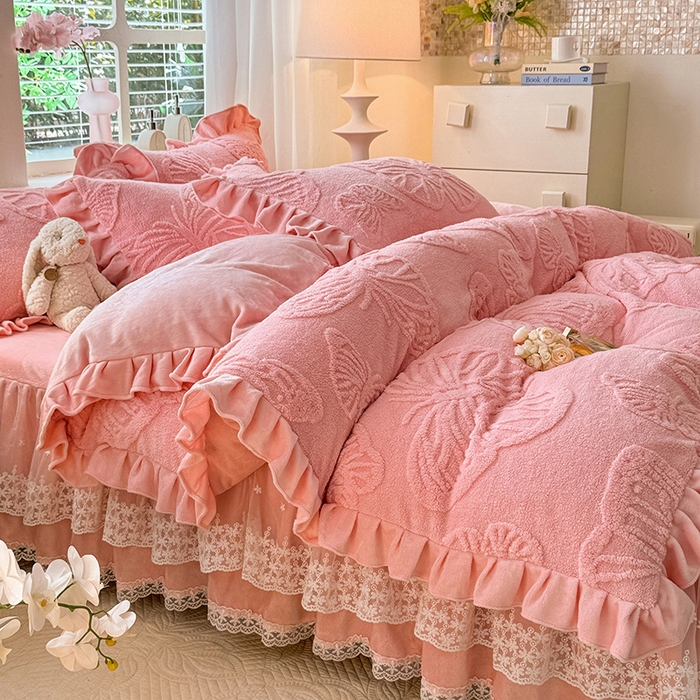 91家纺网 家纺一手货源 找家纺 （总）唐人居 2025新款雕花牛奶绒床裙花边四件套--蝶舞