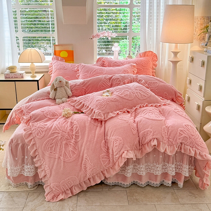 91家纺网 家纺一手货源 找家纺 （总）唐人居 2025新款雕花牛奶绒床裙花边四件套--蝶舞