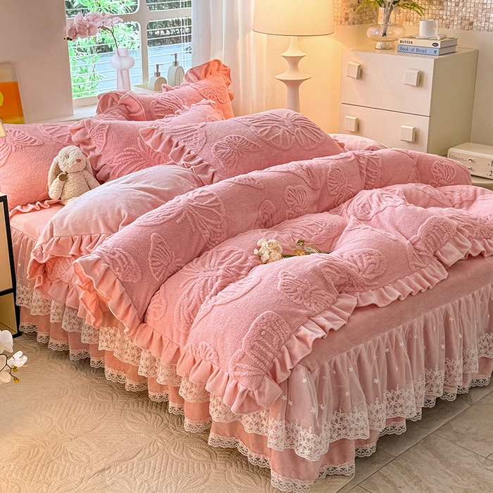 91家纺网 家纺一手货源 找家纺 （总）唐人居 2025新款雕花牛奶绒床裙花边四件套--蝶舞