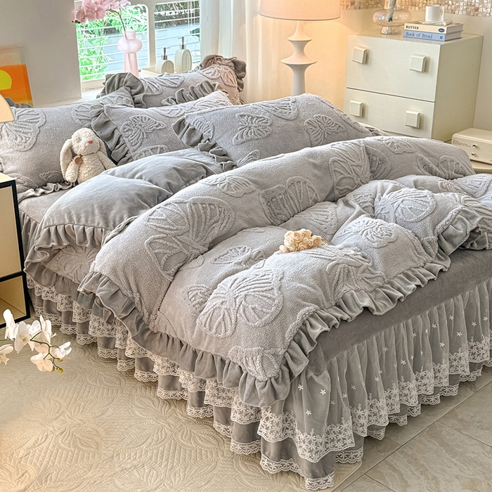 91家纺网 家纺一手货源 找家纺 （总）唐人居 2025新款雕花牛奶绒床裙花边四件套--蝶舞