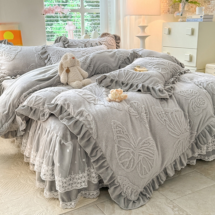 91家纺网 家纺一手货源 找家纺 唐人居 2025新款雕花牛奶绒床裙花边四件套--蝶舞 蝶舞-浅灰