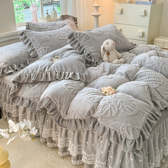 91家纺网 家纺一手货源 找家纺 唐人居 2025新款雕花牛奶绒床裙花边四件套--蝶舞 蝶舞-浅灰