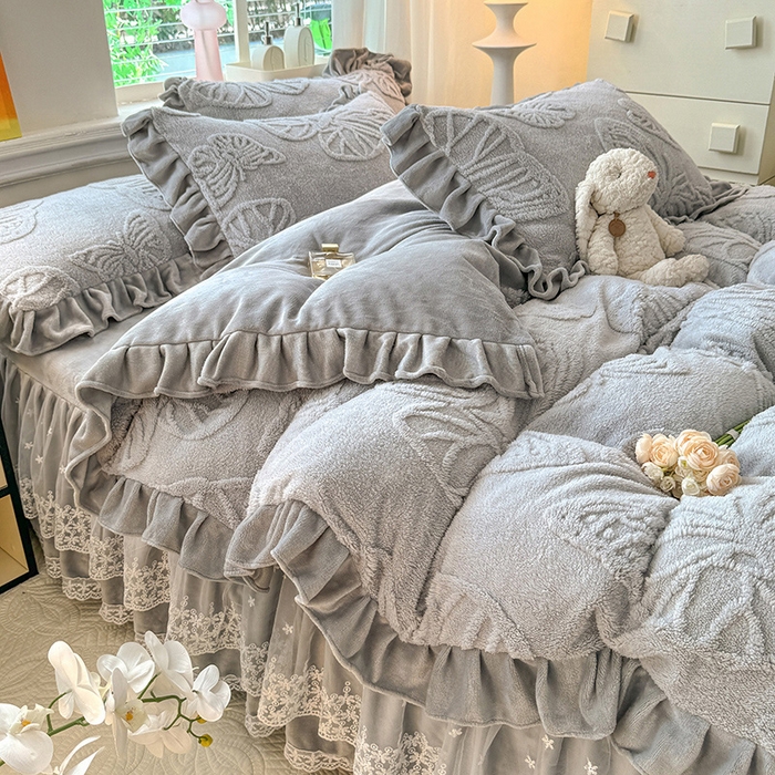 91家纺网 家纺一手货源 找家纺 唐人居 2025新款雕花牛奶绒床裙花边四件套--蝶舞 蝶舞-浅灰