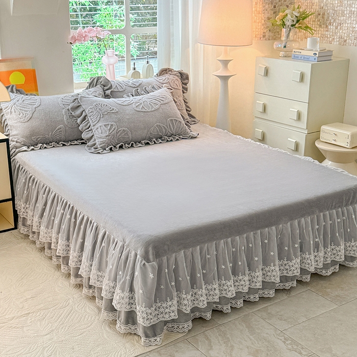 91家纺网 家纺一手货源 找家纺 唐人居 2025新款雕花牛奶绒床裙花边四件套--蝶舞 蝶舞-浅灰