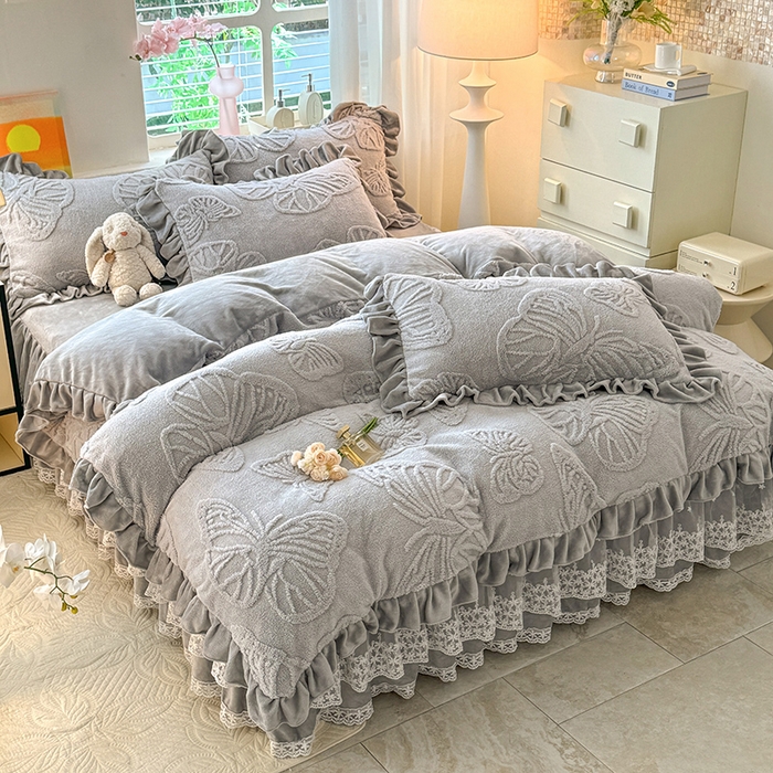 91家纺网 家纺一手货源 找家纺 唐人居 2025新款雕花牛奶绒床裙花边四件套--蝶舞 蝶舞-浅灰