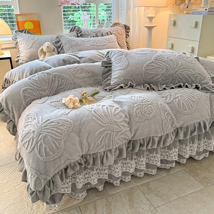 91家纺网 家纺一手货源 找家纺 唐人居 2025新款雕花牛奶绒床裙花边四件套--蝶舞 蝶舞-浅灰