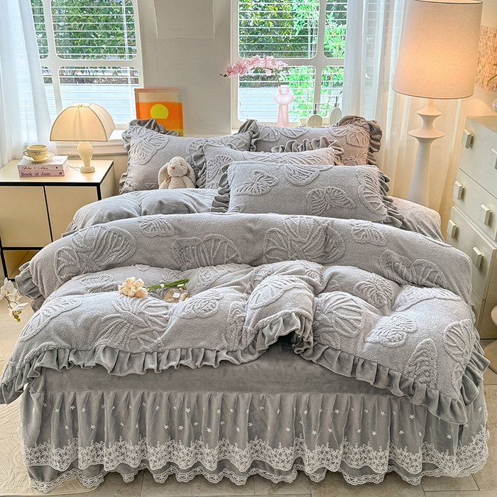 91家纺网 家纺一手货源 找家纺 唐人居 2025新款雕花牛奶绒床裙花边四件套--蝶舞 蝶舞-浅灰