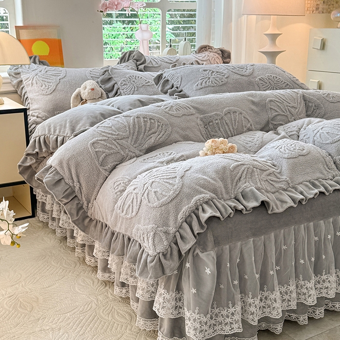 91家纺网 家纺一手货源 找家纺 唐人居 2025新款雕花牛奶绒床裙花边四件套--蝶舞 蝶舞-浅灰