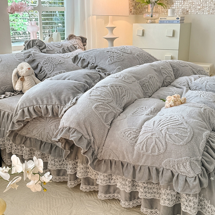 91家纺网 家纺一手货源 找家纺 唐人居 2025新款雕花牛奶绒床裙花边四件套--蝶舞 蝶舞-浅灰