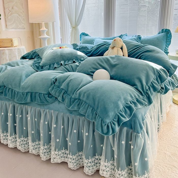 91家纺网 家纺一手货源 找家纺 唐人居 2025新款加厚牛奶绒蕾丝花边床裙款四件套--爱丽丝系列 爱丽丝-深蓝