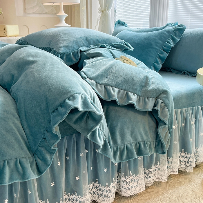 91家纺网 家纺一手货源 找家纺 唐人居 2025新款加厚牛奶绒蕾丝花边床裙款四件套--爱丽丝系列 爱丽丝-深蓝