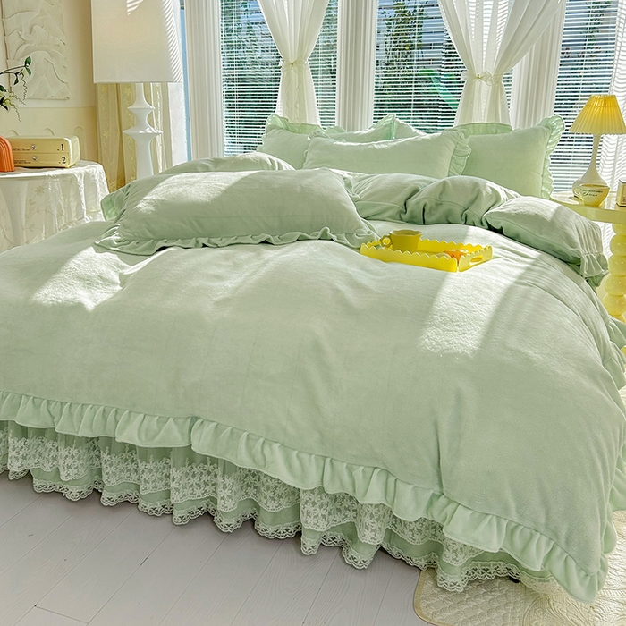 91家纺网 家纺一手货源 找家纺 唐人居 2025新款加厚牛奶绒蕾丝花边床裙款四件套--爱丽丝系列 爱丽丝-豆绿