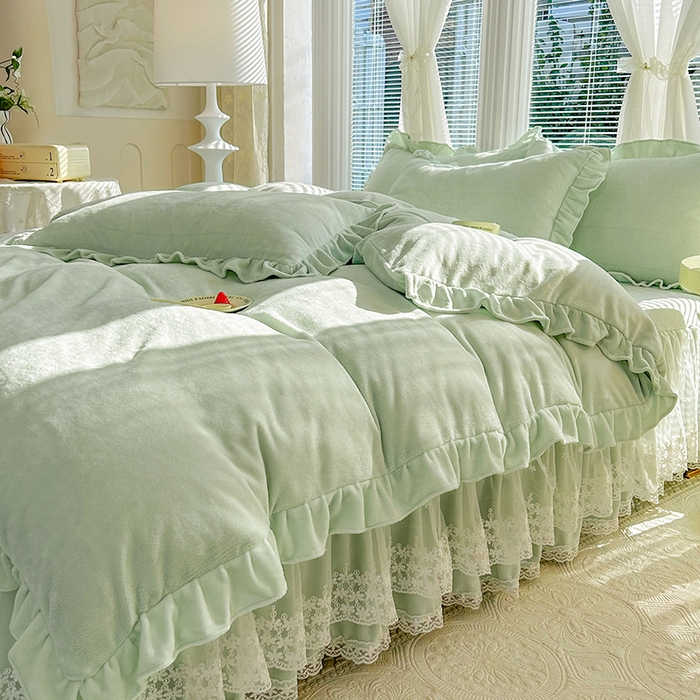 91家纺网 家纺一手货源 找家纺 唐人居 2025新款加厚牛奶绒蕾丝花边床裙款四件套--爱丽丝系列 爱丽丝-豆绿